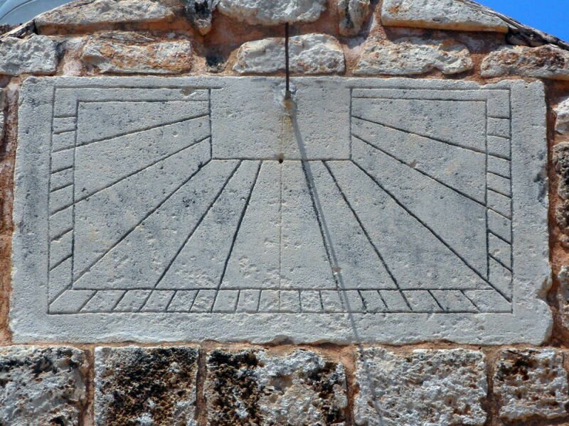 A sundial installed above the northern courtyard at the Mansouri Great Mosque.