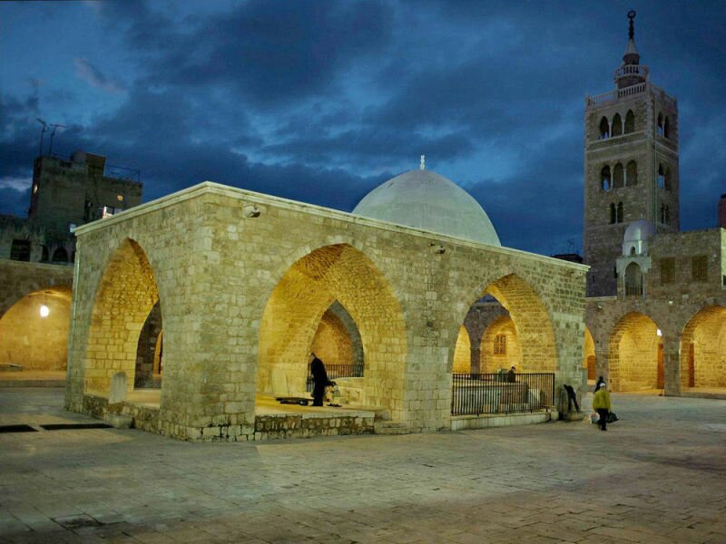 The ablution area of the Mansouri Great Mosque at night. Photo Credit: Hussein Adra.
