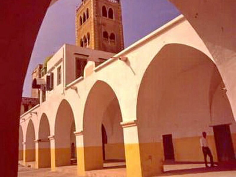 The northern courtyard at the Mansouri Great Mosque plastered in white and yellow (1970s).