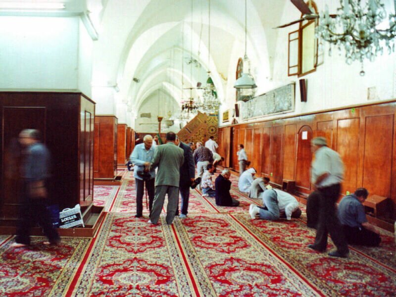 The main prayer hall at the Mansouri Great Mosque (1990s).